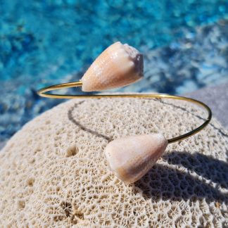 Jonc en acier inoxydable avec coquillages Conus clairs