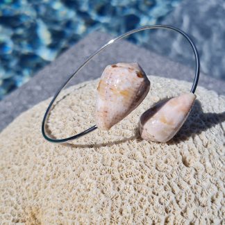 Jonc en acier inoxydable avec coquillages Conus clairs