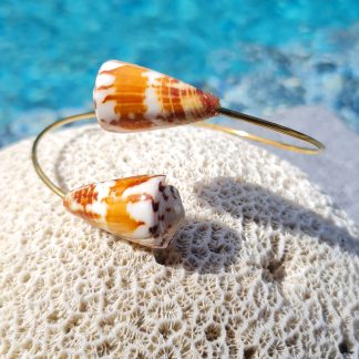 Jonc en acier inoxydable avec coquillages Conus orangés