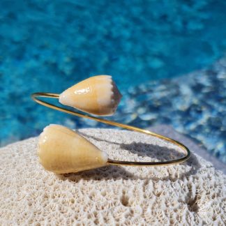Jonc en acier inoxydable avec coquillages Conus jaunes clairs