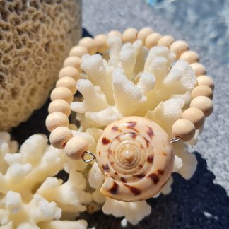 Bracelet artisanal en coquillage spiralé brun et perles de bois