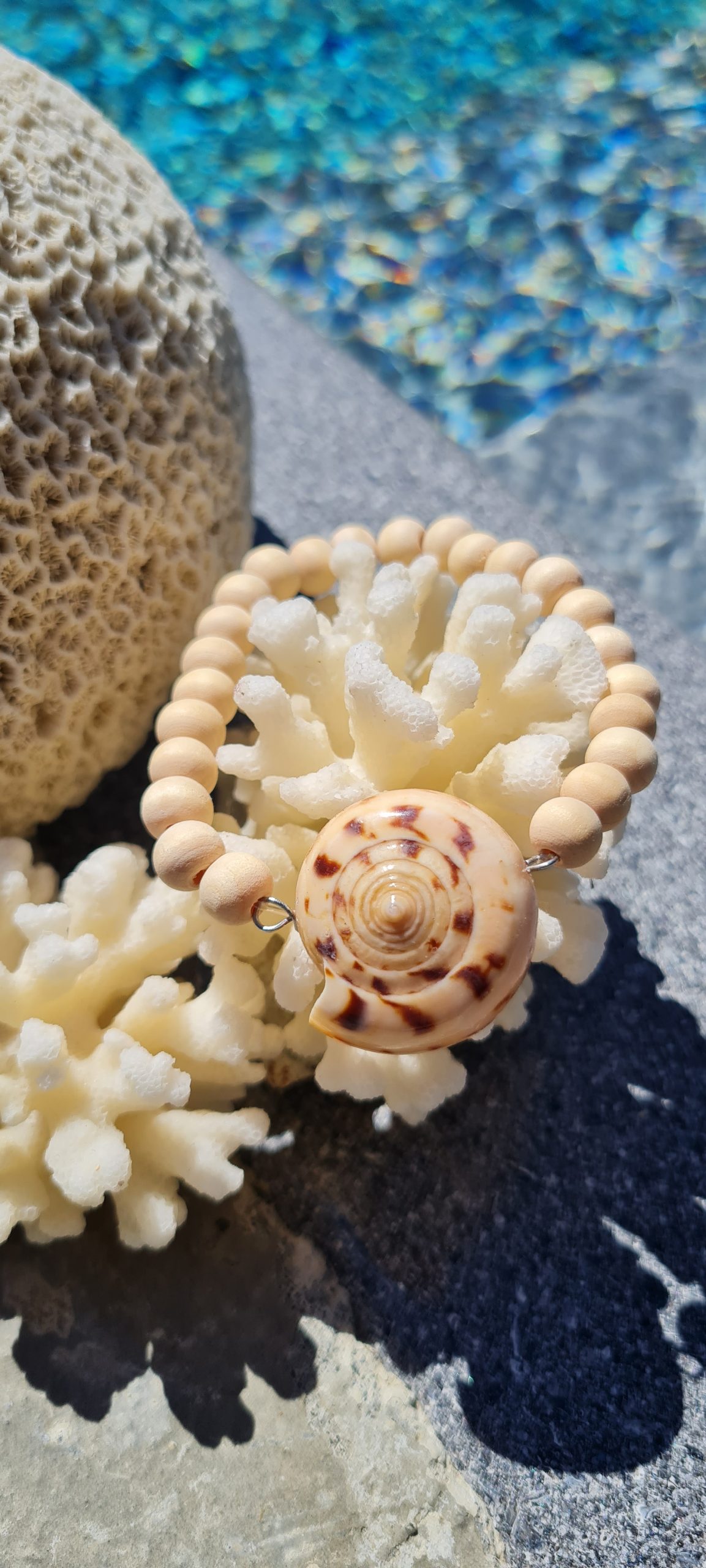 Bracelet artisanal en coquillage spiralé brun et perles de bois