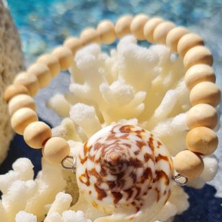 Bracelet artisanal en coquillage spiralé brun et perles de bois clair