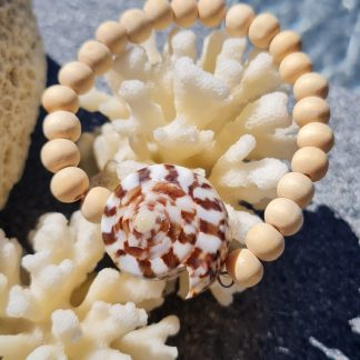 Bracelet en perles de bois avec coquillage Conus