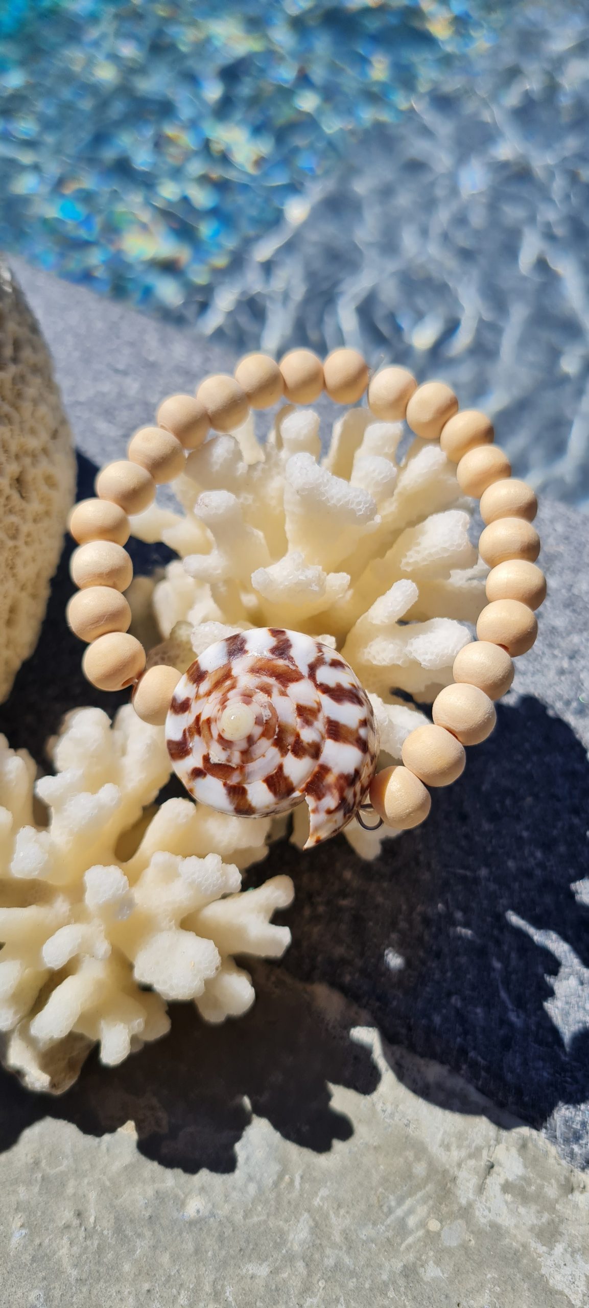 Bracelet en perles de bois avec coquillage Conus