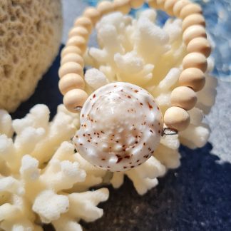 Bracelet en coquillage spiralé blanc et perles de bois