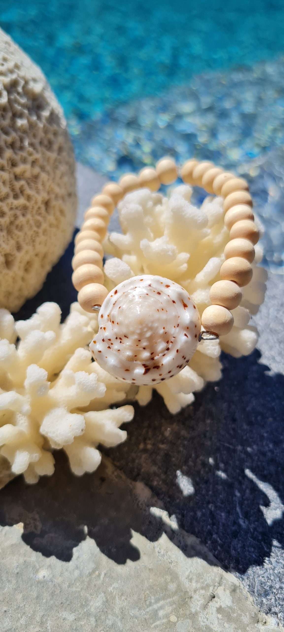 Bracelet en coquillage spiralé blanc et perles de bois