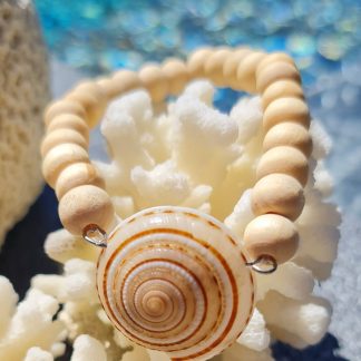 Bracelet artisanal en coquillage spiralé et perles de bois