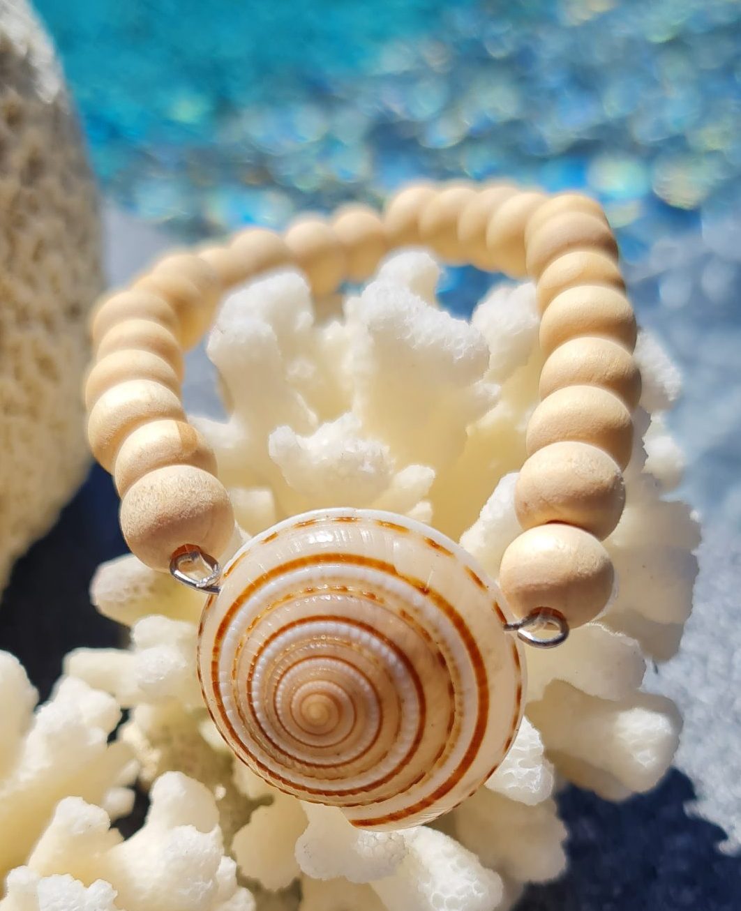Bracelet artisanal en coquillage spiralé et perles de bois