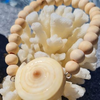 Bracelet en coquillage spiralé et perles de bois