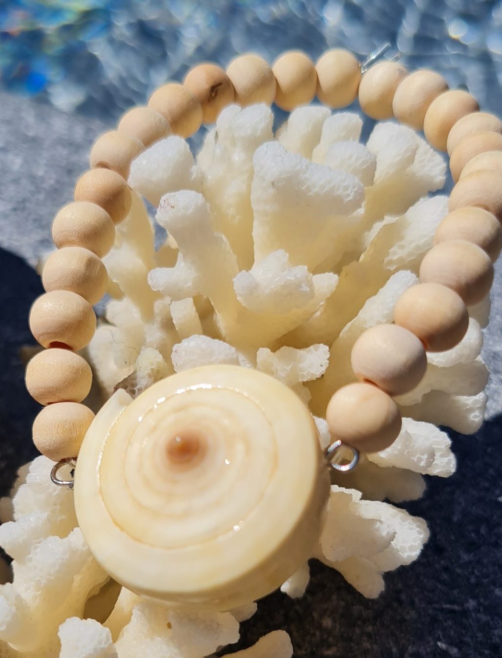 Bracelet en coquillage spiralé et perles de bois