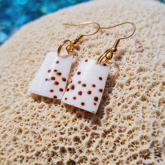Boucles « Pois du Lagon » – rectangles de coquillage blanc & crochets dorés